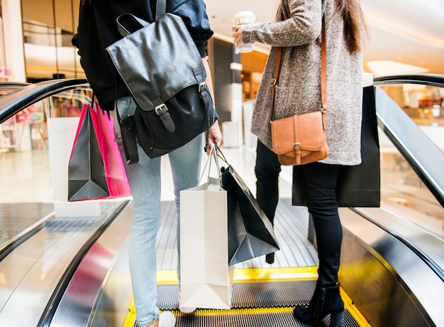 La mujer disfruta de concepto de compras