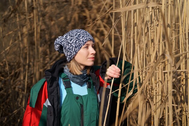 La mujer disfruta de una hermosa vista de la naturaleza