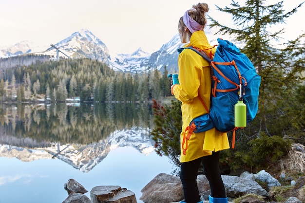 La mujer disfruta de la pasión por los viajes, las vacaciones de verano al aire libre, estar solo con la naturaleza