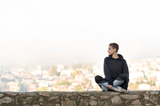 Mujer disfrutando al aire libre tiro completo