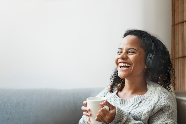 Mujer disfrutando de un café con espacio de diseño