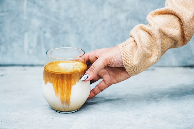 Mujer disfrutando de café en el fin de semana