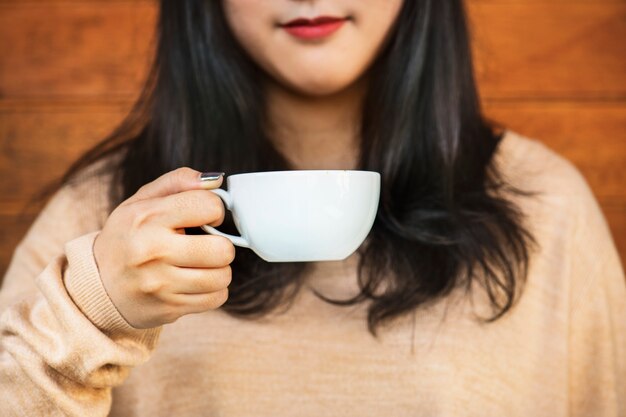 Mujer disfrutando de un café en el fin de semana