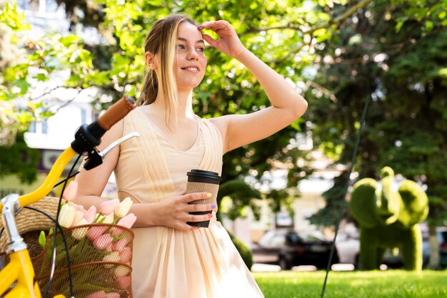 Mujer disfrutando de café en un paseo matutino