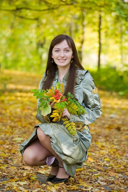 Mujer disfrutando de la caída de otoño