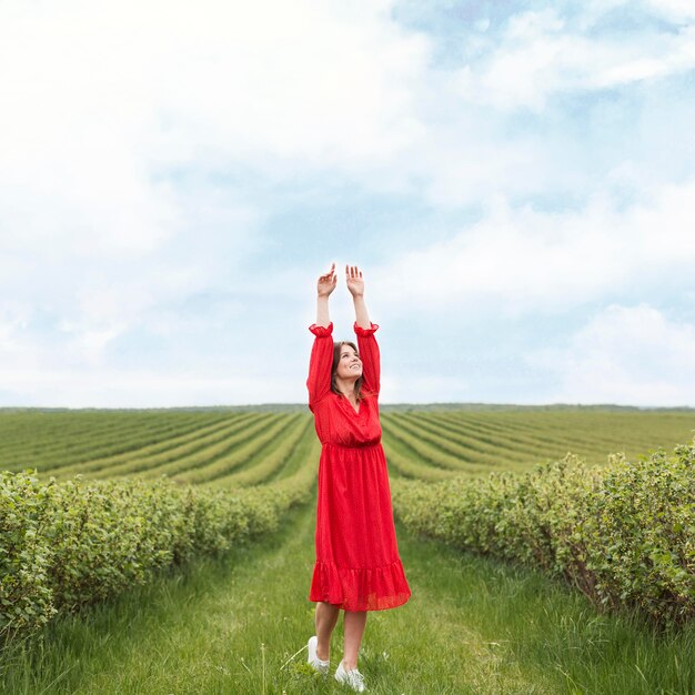 Mujer disfrutando de caminar en el campo