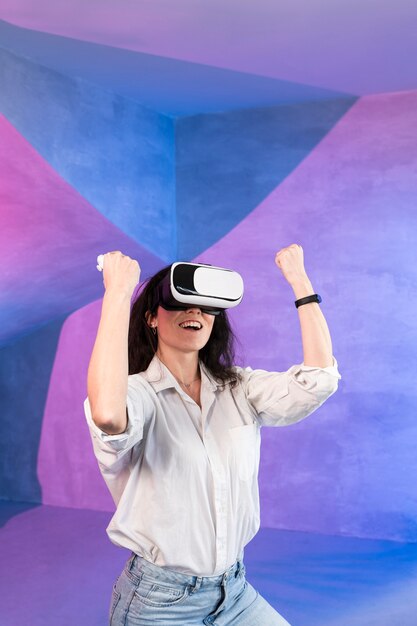 Mujer disfrutando de casco de realidad virtual