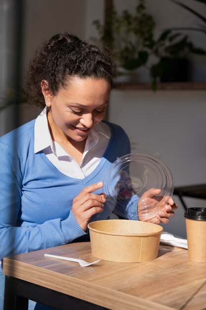 Mujer disfrutando de comida para llevar