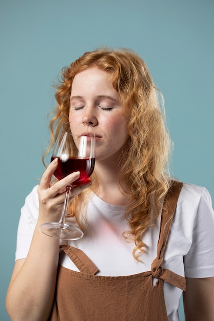 Mujer disfrutando de una copa de vino tinto