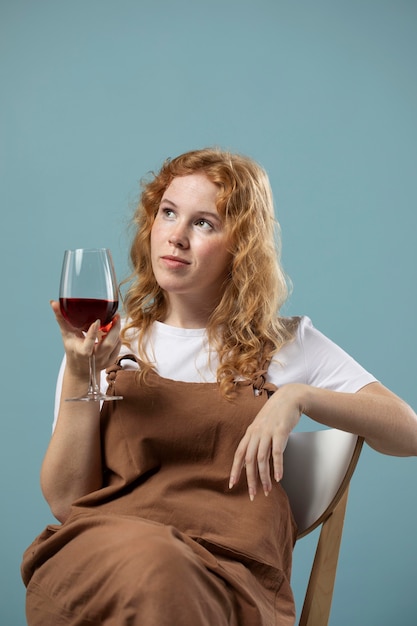 Mujer disfrutando de una copa de vino tinto