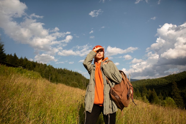 Mujer disfrutando del entorno rural