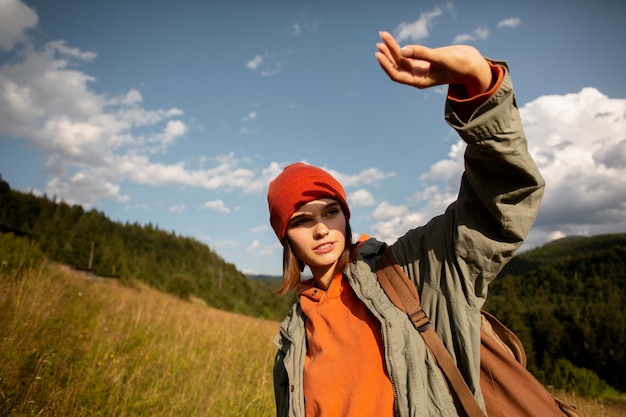 Foto gratuita mujer disfrutando del entorno rural