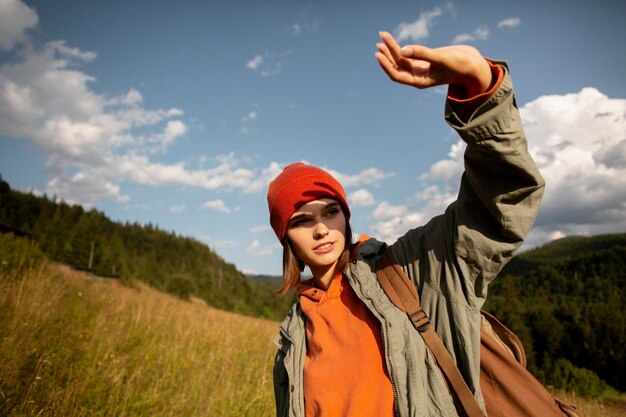 Mujer disfrutando del entorno rural