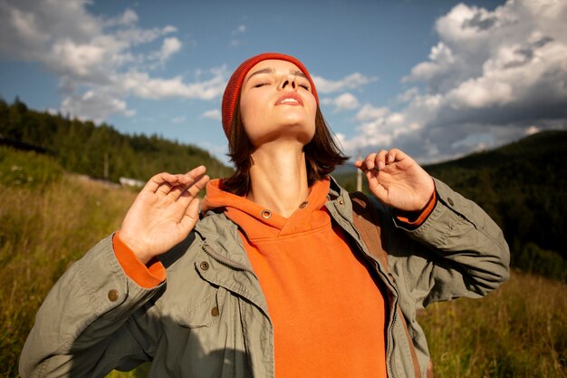 Mujer disfrutando del entorno rural