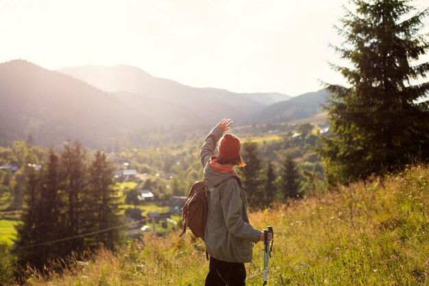 Mujer disfrutando del entorno rural