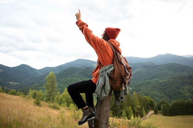 Foto gratuita mujer disfrutando del entorno rural