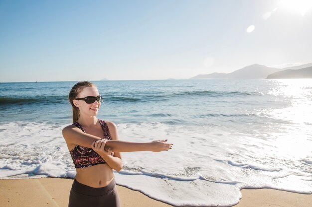 Mujer disfrutando el estiramiento