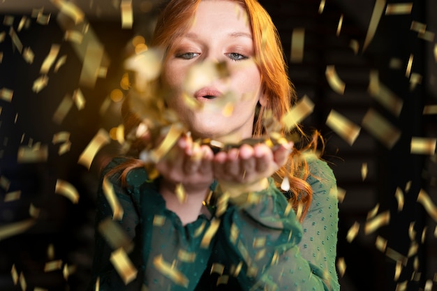 Mujer disfrutando de una fiesta de año nuevo