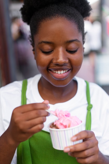 Mujer disfrutando de un helado afuera