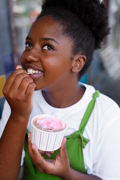 Mujer disfrutando de un helado afuera