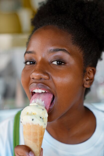 Mujer disfrutando de un helado afuera