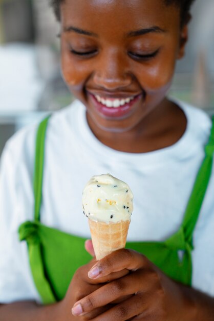 Mujer disfrutando de un helado afuera