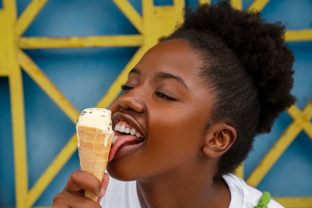 Mujer disfrutando de un helado afuera
