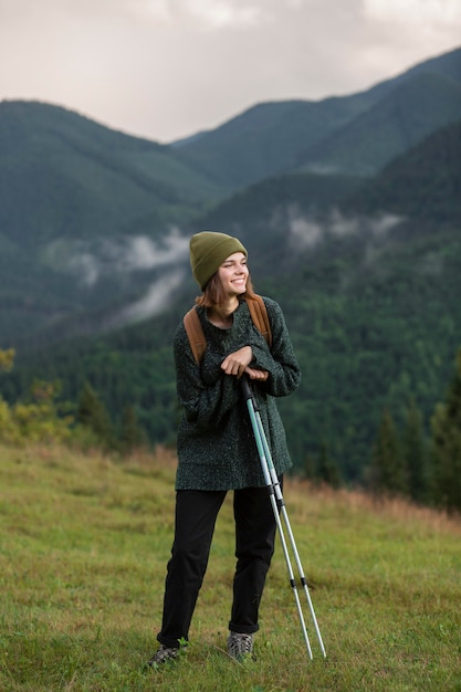 Foto gratuita mujer disfrutando del hermoso entorno rural