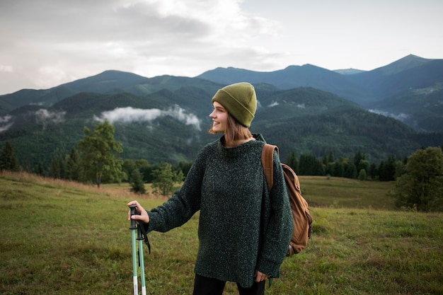 Mujer disfrutando del hermoso entorno rural