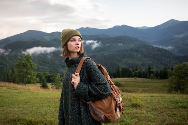 Mujer disfrutando del hermoso entorno rural