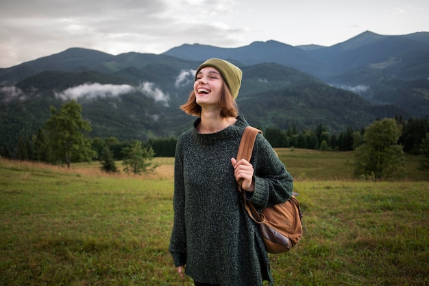 Foto gratuita mujer disfrutando del hermoso entorno rural