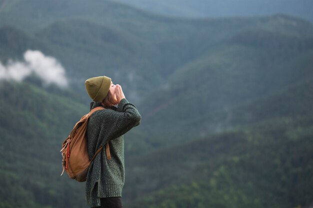 Mujer disfrutando del hermoso entorno rural