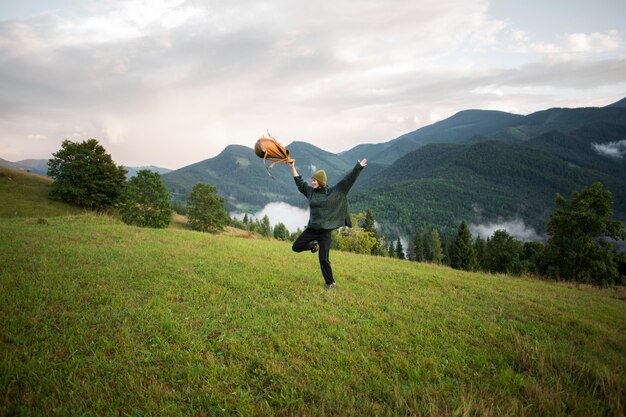 Mujer disfrutando del hermoso entorno rural