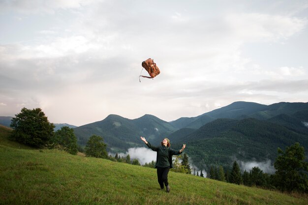 Mujer disfrutando del hermoso entorno rural