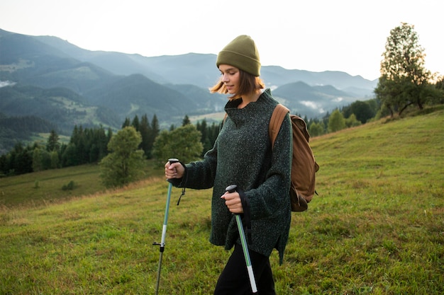 Mujer disfrutando del hermoso entorno rural