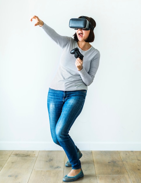 Mujer disfrutando de juego de realidad virtual