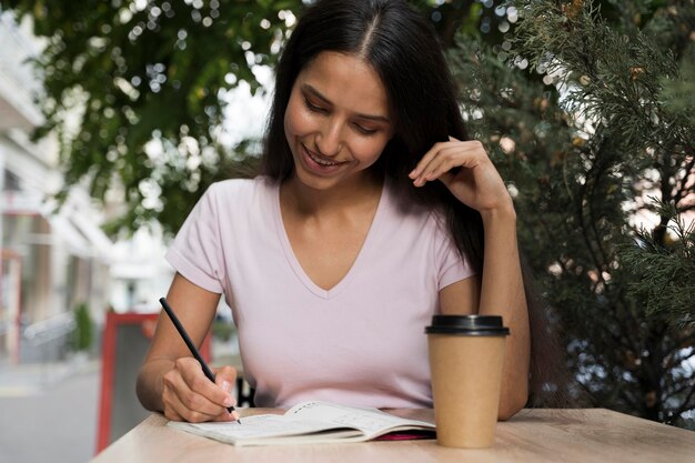 Mujer disfrutando de un juego de sudoku por ella misma