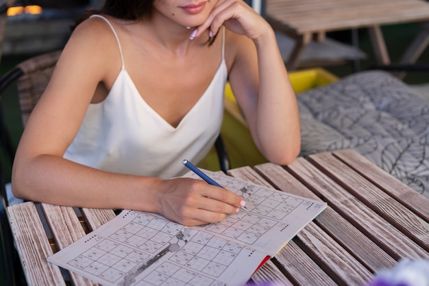 Mujer disfrutando de un juego de sudoku por ella misma