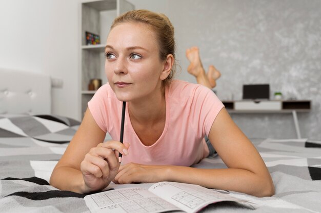 Mujer disfrutando de un juego de sudoku sola