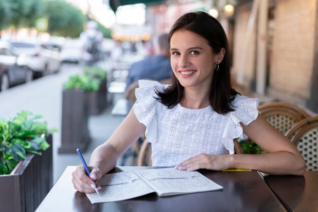 Mujer disfrutando de un juego de sudoku sola