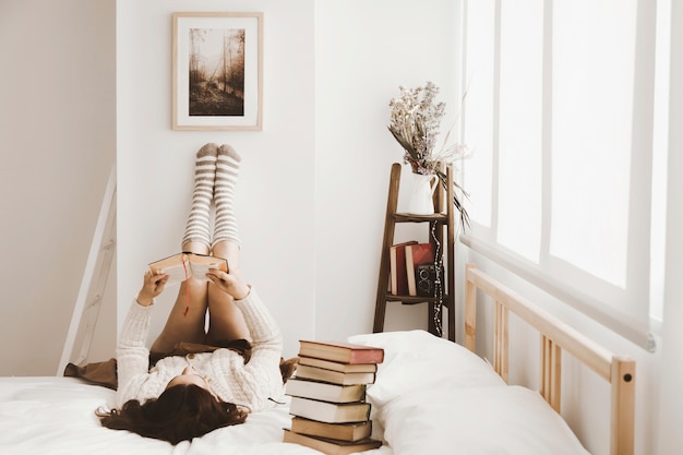 Mujer disfrutando de la lectura en la habitación con estilo