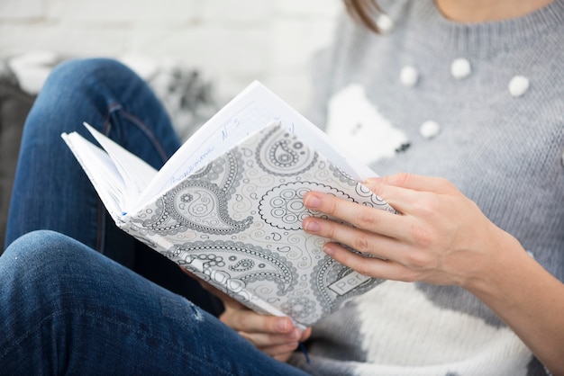 Foto gratuita mujer disfrutando de un libro