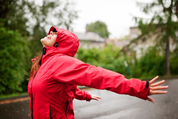 Mujer disfrutando de la lluvia