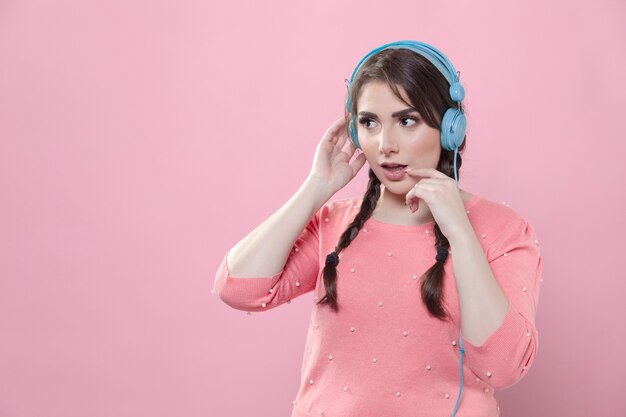 Mujer disfrutando de la música en los auriculares con espacio de copia