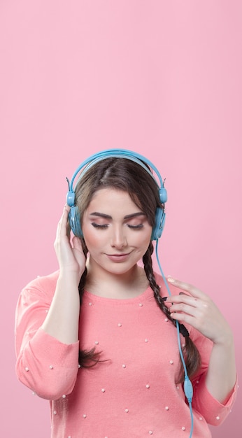 Mujer disfrutando de la música en los auriculares con espacio de copia