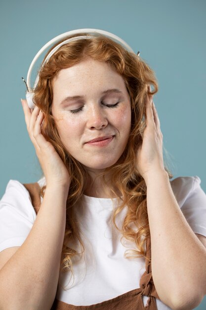 Foto gratuita mujer disfrutando de la música en auriculares