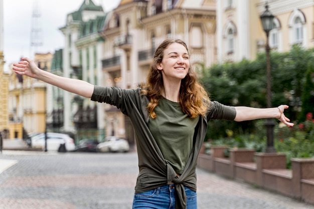 Mujer disfrutando de la música