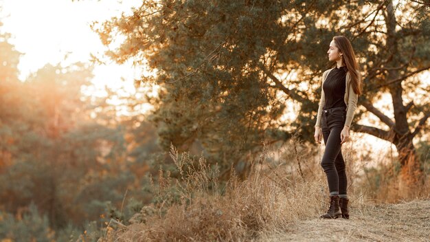 Mujer disfrutando de la naturaleza con espacio de copia