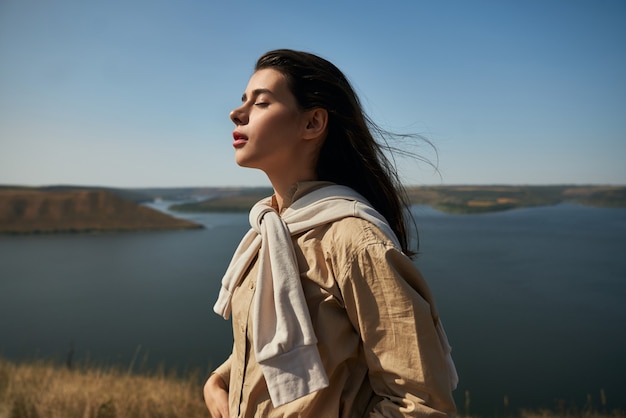 Foto gratuita mujer disfrutando de la naturaleza en el parque nacional podillya tovtry