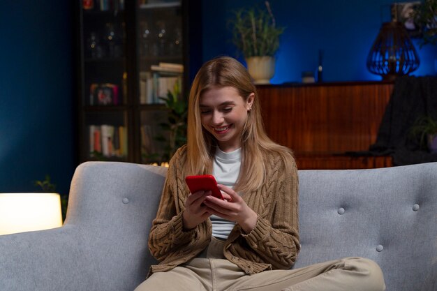 Mujer disfrutando de la noche de cine